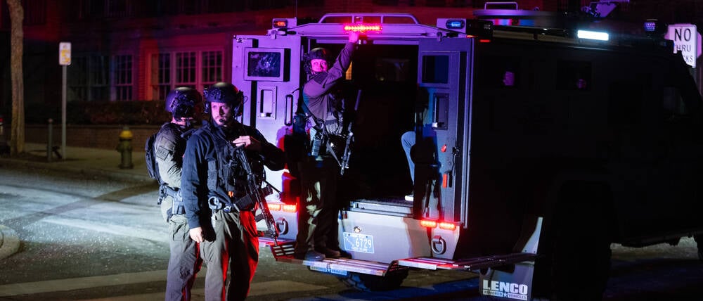 Polizisten suchen nach Schüssen an der Brown University nach dem Schützen.