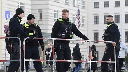 Polizisten stellen vor der US-Boschaft Absperrgitter auf. (Foto aktuell)