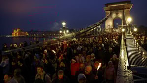 Der Demonstrationszug überquerte auch die Kettenbrücke im Herzen der ungarischen Hauptstadt Budapest.
