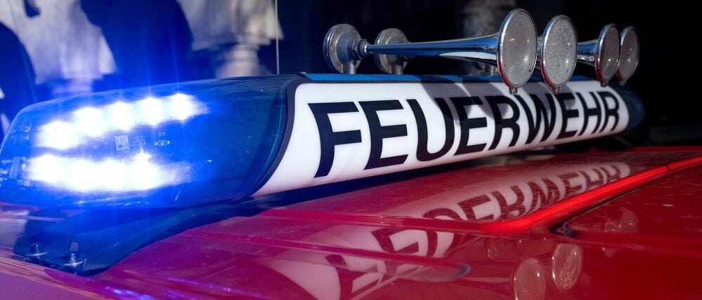 Ein Einsatzfahrzeug der Feuerwehr mit eingeschaltetem Blaulicht. (Symbolbild)