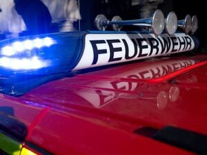 Ein Einsatzfahrzeug der Feuerwehr mit eingeschaltetem Blaulicht. (Symbolbild)