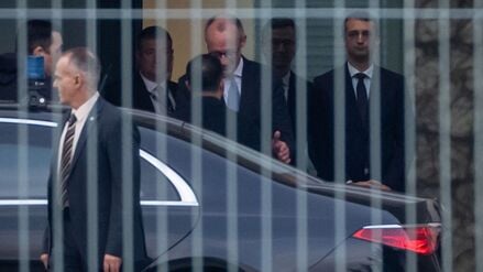 Bundeskanzler Friedrich Merz begrüßt den ukrainischen Präsidenten Wolodymyr Selenskyj vor den Ukraine-Beratungen im Kanzleramt.