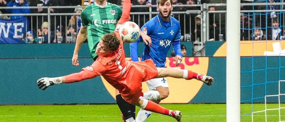 Kilian Corredor (r.) erzielt das 1:0 für Darmstadt gegen Münster.