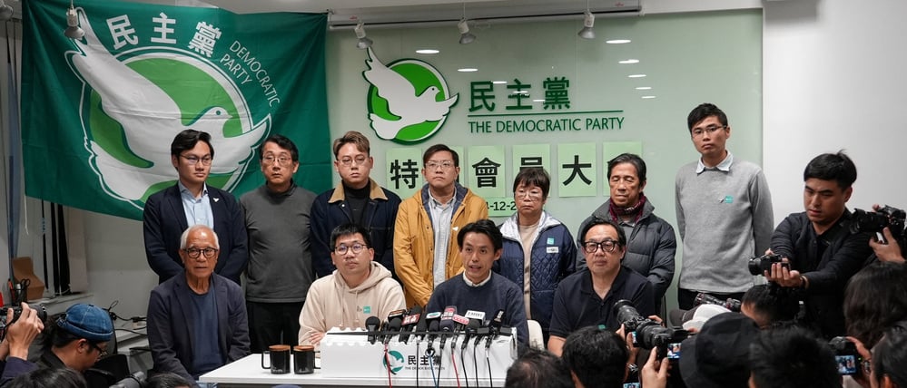 Die Parteiführung um den Vorsitzenden Lo Kin Hei gibt die Auflösung der Democratic Party bekannt.