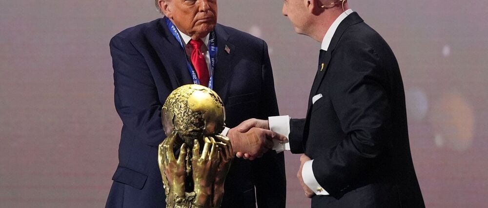 Trump und Infantino geben sich bei der Auslosung die Hand.