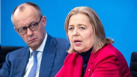 Kanzleramt und Bundesarbeitsministerium schlagen die beiden Vorsitzenden der Rentenkommission einvernehmlich vor. (Archivbild)