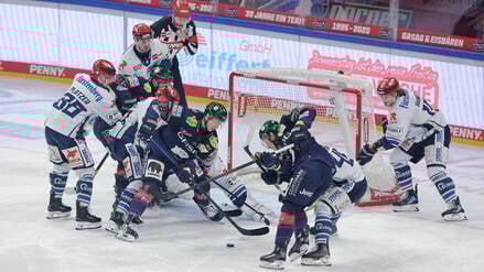 Die Eisbären (blaue Trikots) feiern den nächsten Heimsieg.