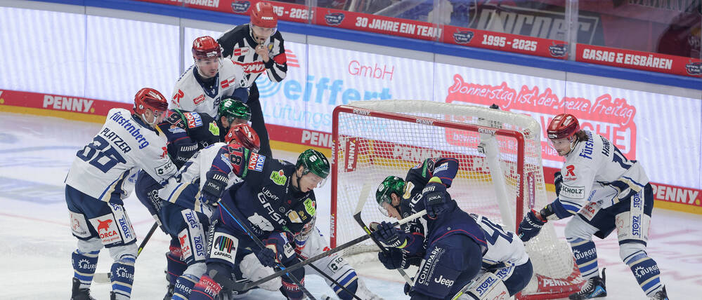 Die Eisbären (blaue Trikots) feiern den nächsten Heimsieg.