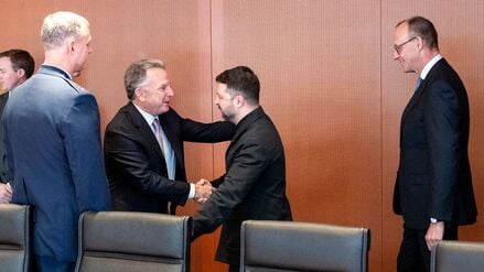 Der US-Sondergesandte Steve Witkoff und der ukrainische Präsident Wolodymyr Selenskyj begrüßen sich im Kanzleramt.