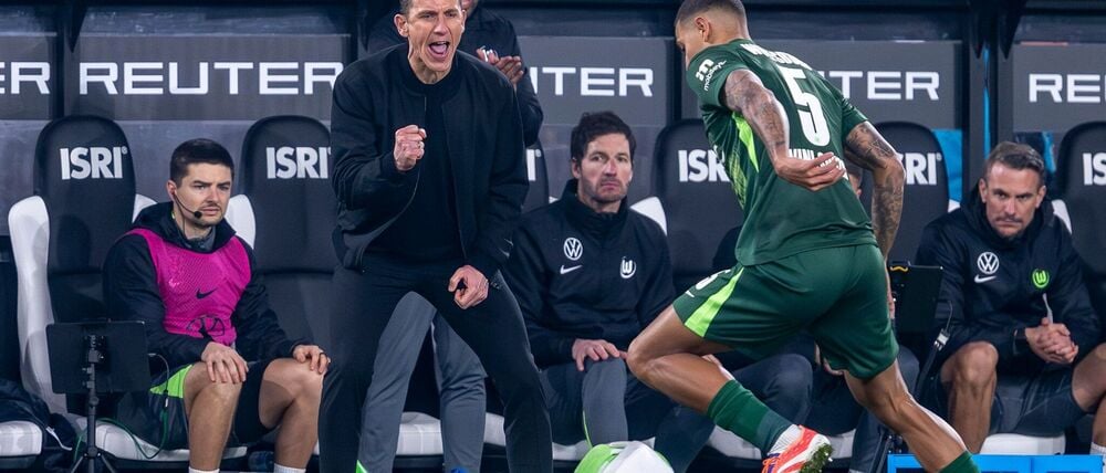 Wolfsburgs Trainer Daniel Bauer beim Spiel in Mönchengladbach.