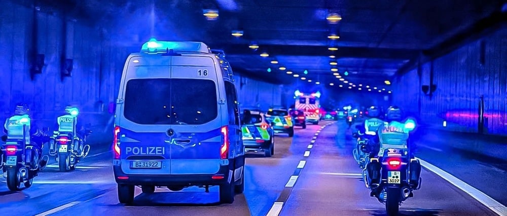 Fahrzeuge der Berliner Polizei begleiten die Staatsbesucher durch die Stadt.