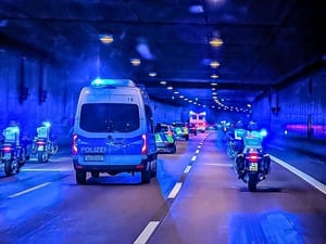 Fahrzeuge der Berliner Polizei begleiten die Staatsbesucher durch die Stadt.