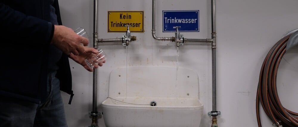 Im Keller des Studierendenwohnen sind die unterschiedlichen Wasserhähne gekennzeichnet.