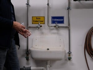 Im Keller des Studierendenwohnen sind die unterschiedlichen Wasserhähne gekennzeichnet.