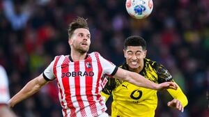 Lucas Höler (l.) traf sehenswert, Jobe Bellingham sah Rot.