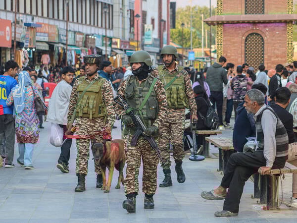 Security On High Alert In Kashmir Following Deadly Pahalgam Attack That Killed 26 Tourists Indian paramilitary soldiers patrol past Indian tourists near the clock tower Ghanta Ghar in Srinagar, Jammu and Kashmir, on April 26, 2025. Security increases in Indian Kashmir after 26 tourists are killed on April 22, when gunmen open fire on a group of tourists in the popular destination of Pahalgam, an incident regional authorities describe as the most serious attack on civilians in recent years. Tensions between India and Pakistan escalate, sparking fear and uncertainty across the region. The nuclear-armed rivals move closer to military confrontation after Islamabad closes its airspace to Indian aircraft and warns that any attempt by New Delhi PUBLICATIONxNOTxINxFRA Copyright: xFirdousxNazirx originalFilename: nazir-notitle250426_npfXH.jpg