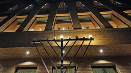 Vor dem Synagogenzentrum wurde das erste Licht des Chanukka-Leuchters entzündet.