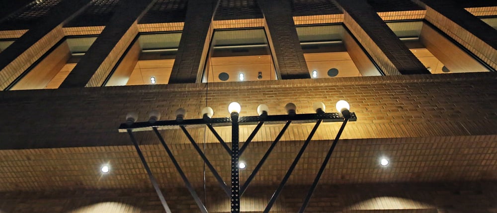 Vor dem Synagogenzentrum wurde das erste Licht des Chanukka-Leuchters entzündet.