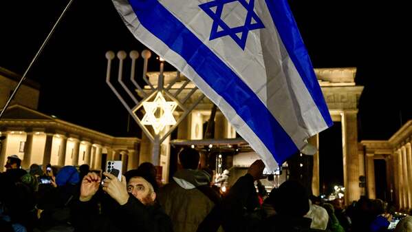 Menschen haben sich am Sonntagabend für ein Solidaritätsgebet bei der Chanukka-Kerze am Brandenburger Tor versammelt.