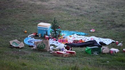 Ein kleiner Weihnachtsbaum steht in der Mitte eines verlassenen Weihnachtspicknicks am Bondi Beach nach einem Angriff mit zehn Toten in Sydney.