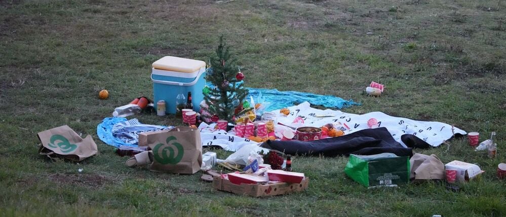 Ein kleiner Weihnachtsbaum steht in der Mitte eines verlassenen Weihnachtspicknicks am Bondi Beach nach einem Angriff mit zehn Toten in Sydney.