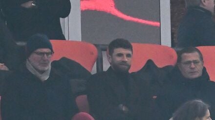 Müller (m) staunte nicht schlecht über den Mainzer Treffer zum 2:1.