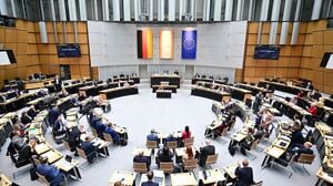 Die Mitglieder des Abgeordnetenhauses sitzen zu Beginn der Plenarsitzung des Berliner Abgeordnetenhauses im Plenarsaal. 