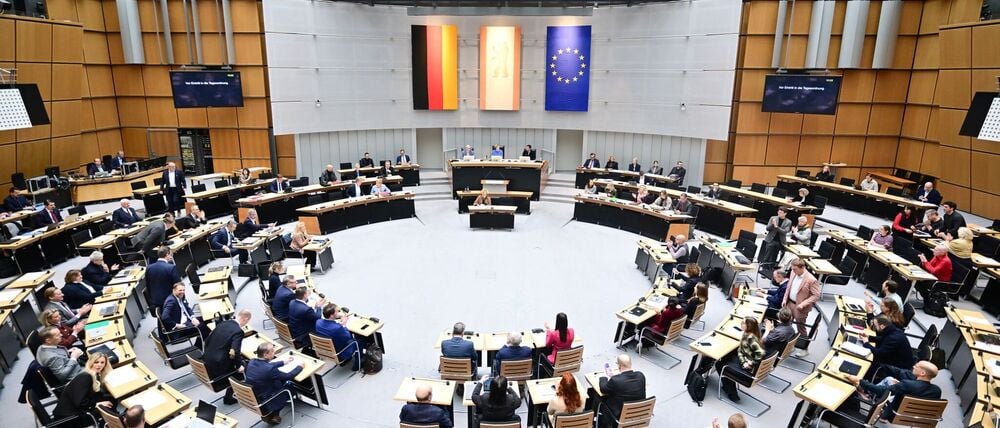 Die Mitglieder des Abgeordnetenhauses sitzen zu Beginn der Plenarsitzung des Berliner Abgeordnetenhauses im Plenarsaal.