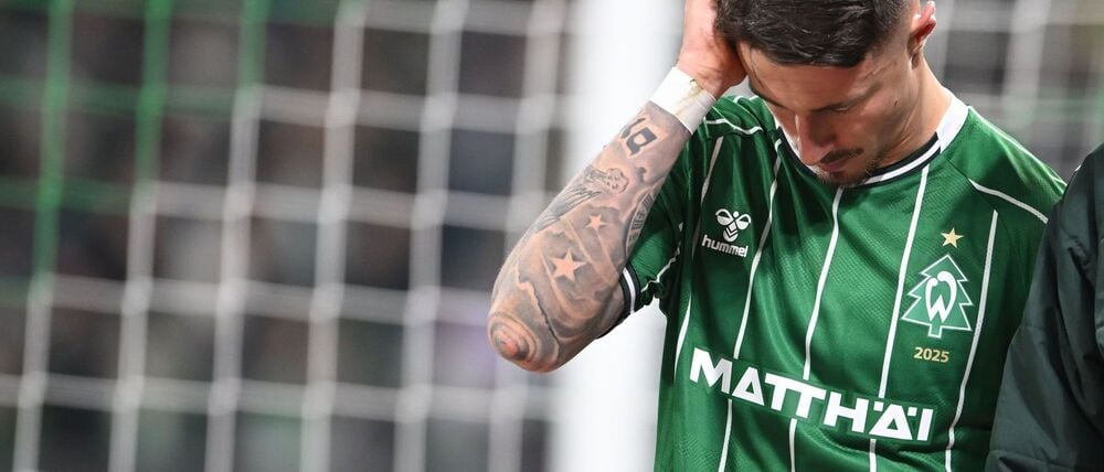 Werder-Kapitän Marco Friedl musste verletzt raus.