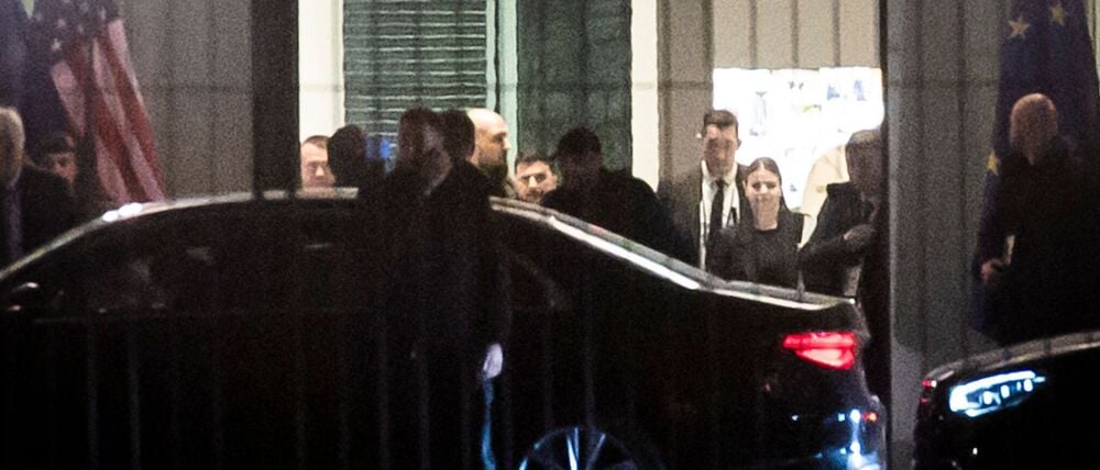 Wolodymyr Selenskyj (M), Präsident der Ukraine, verlässt das Bundeskanzleramt. Im Kanzleramt beraten der ukrainische Präsident Selenskyj, seine Unterhändler und die US-Delegation zunächst unter sich über das weitere Vorgehen in den Verhandlungen über einen Waffenstillstand in der Ukraine.