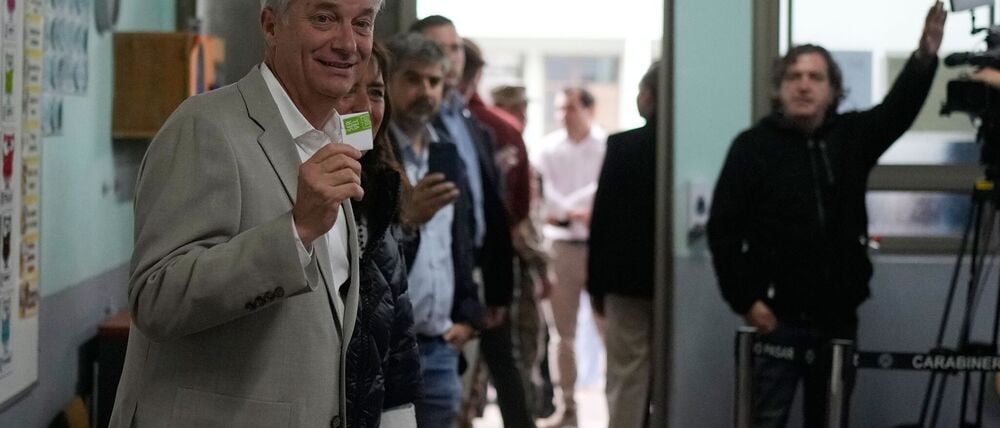 Der deutschstämmige Rechtspolitiker José Antonio Kast hat die Stichwahl für sich entschieden.