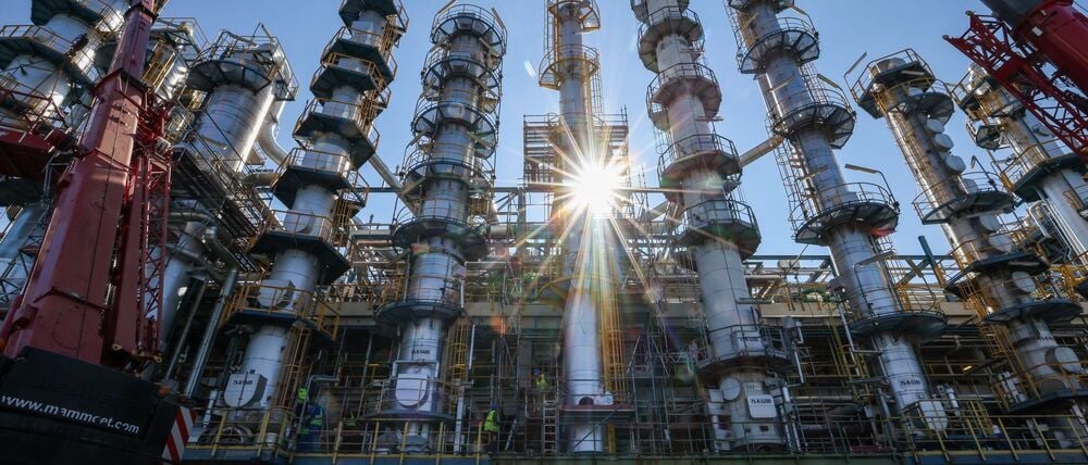 Auf einem Chemiegipfel wollen Arbeitgeberverbände und Gewerkschaften fünf Kernforderungen an die Bundesregierung übergeben. (Symbolbild)