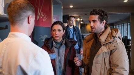 Guten Tag, Mordkommission: Ina Behrendsen (Julia Brendler) und Hinnerk Feldmann (Oliver Wnuk, rechts) müssen eine schlechte Nachricht überbringen.
