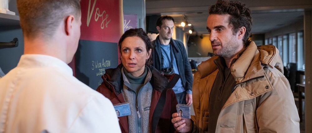 Guten Tag, Mordkommission: Ina Behrendsen (Julia Brendler) und Hinnerk Feldmann (Oliver Wnuk, rechts) müssen eine schlechte Nachricht überbringen.