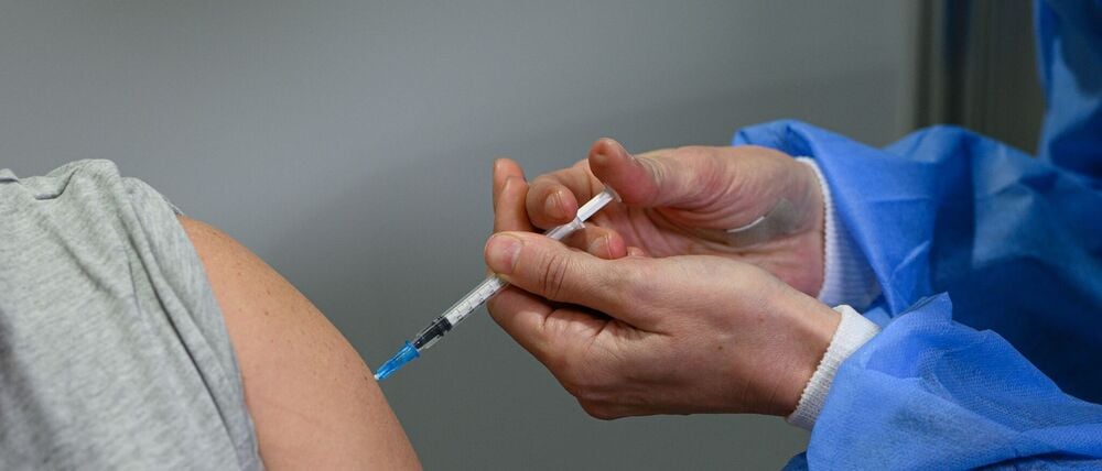 Am BGH geht es heute um die Klage einer Frau, die im März 2021 mit dem Impfstoff Vaxzevria des Herstellers Astrazeneca geimpft wurde. (Symbolbild)