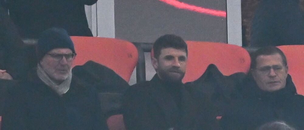 Müller (m) sieht die Bayern-Mühen beim 2:2 gegen Mainz.