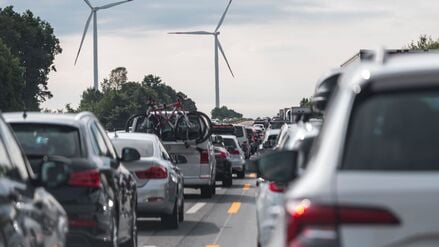 Der Verkehr staut sich auf der Autobahn A9 südlich von Nürnberg in Richtung München.