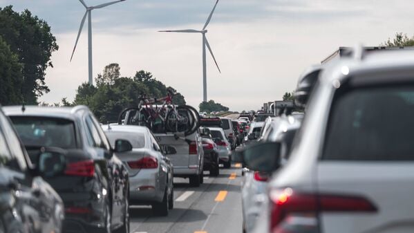 Der Verkehr staut sich auf der Autobahn A9 südlich von Nürnberg in Richtung München.
