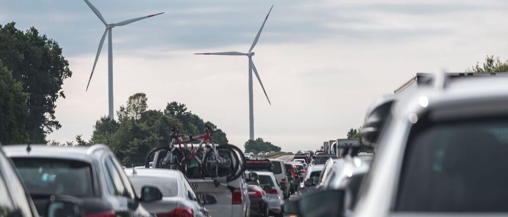 Der Verkehr staut sich auf der Autobahn A9 südlich von Nürnberg in Richtung München.