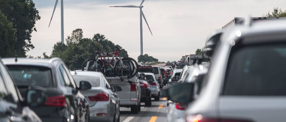 Der Verkehr staut sich auf der Autobahn A9 südlich von Nürnberg in Richtung München.