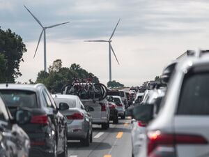 Der Verkehr staut sich auf der Autobahn A9 südlich von Nürnberg in Richtung München.