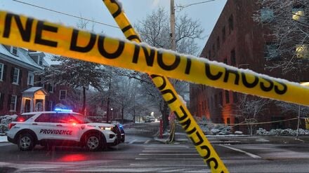 Ein bewaffneter Täter hatte am Samstag an der Brown University zwei Studenten getötet und mehrere verletzt.