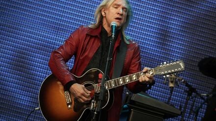 Mit der Band The Eagles steht Joe Walsh auch im kommenden Jahr wieder auf der Bühne. (Archivbild)