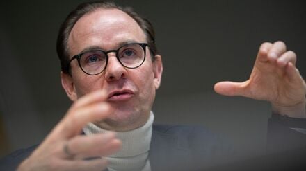 BVG-Chef Henrik Falk will im Frühjahr weitere U-Bahnen bestellen. (Archivbild)