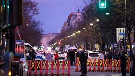 Sonntag: Polizisten stehen hinter Absperrgittern in der Nähe des Brandenburger Tores. Im Kanzleramt beraten der ukrainische Präsident Selenskyj, seine Unterhändler und die US-Delegation zunächst unter sich über das weitere Vorgehen in den Verhandlungen über einen Waffenstillstand in der Ukraine.