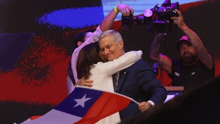 José Antonio Kast feiert nach seiner Wahl zum Präsidenten in der zweiten Runde der Präsidentschaftswahlen 2025.
