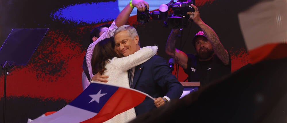 José Antonio Kast feiert nach seiner Wahl zum Präsidenten in der zweiten Runde der Präsidentschaftswahlen 2025.