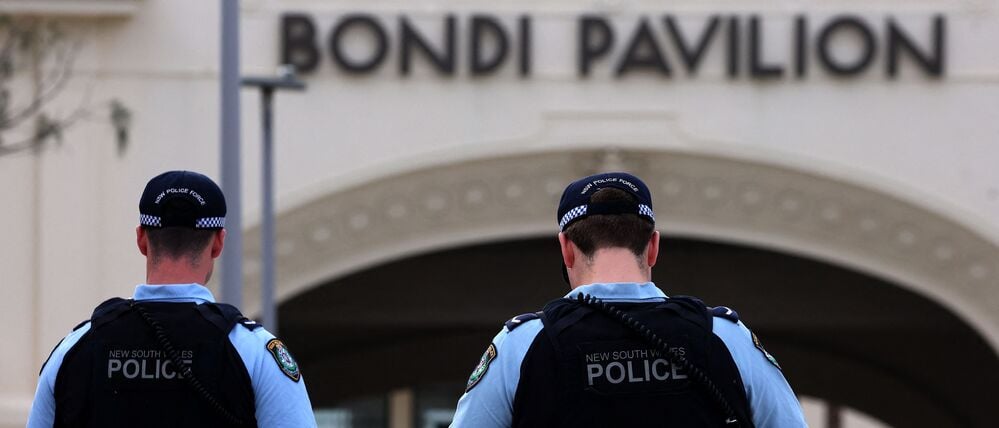 Polizisten inspizieren den Tatort einer Schießerei am Bondi Beach in Sydney am 15. Dezember 2025.