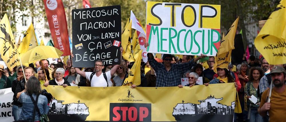 Menschen nehmen an einer Demonstration teil, zu der französische Landwirte und die Confederation paysanne aufgerufen haben, um gegen das Freihandelsabkommen zwischen der Europäischen Union und den südamerikanischen Ländern des Mercosur zu protestieren (Symbolbild).