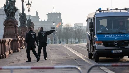Polizisten sperren die Zufahrt zum Bundeskanzleramt.